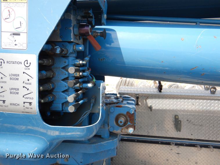 image for item IQ9461 2006 International 7400  bucket truck