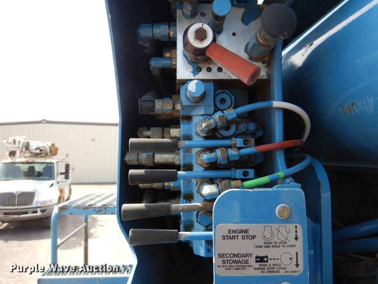 image for item IQ9461 2006 International 7400  bucket truck