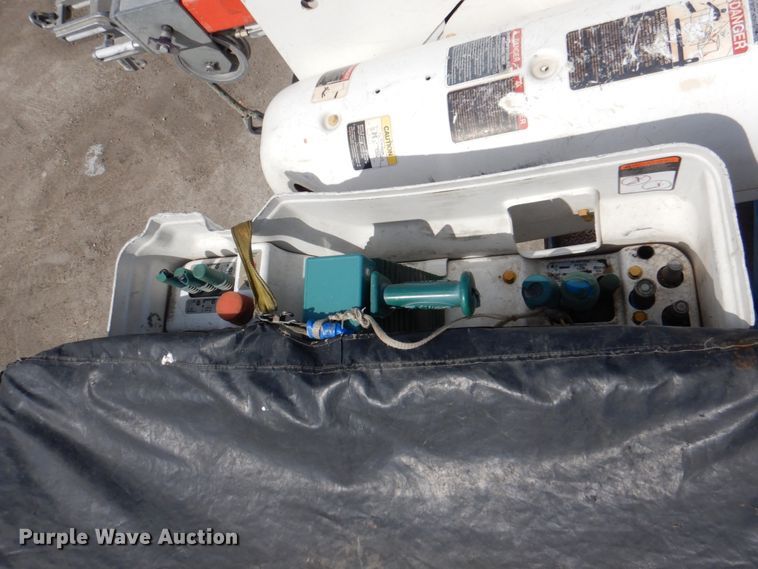 image for item IQ9461 2006 International 7400  bucket truck