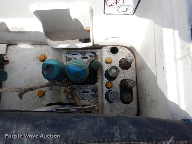 image for item IQ9461 2006 International 7400  bucket truck