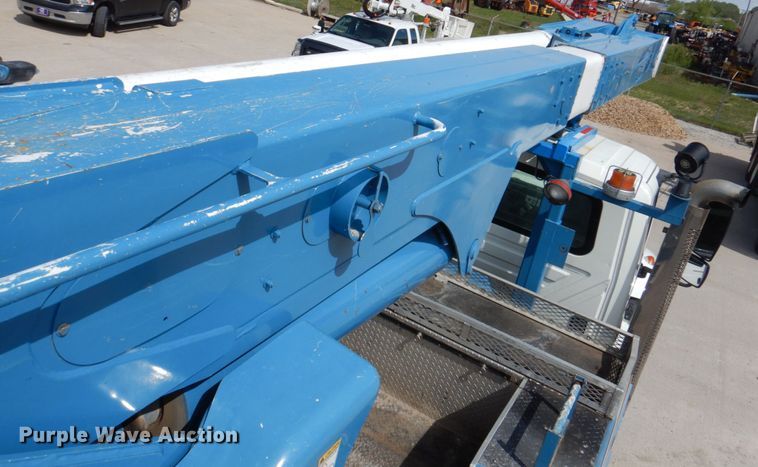 image for item IQ9461 2006 International 7400  bucket truck