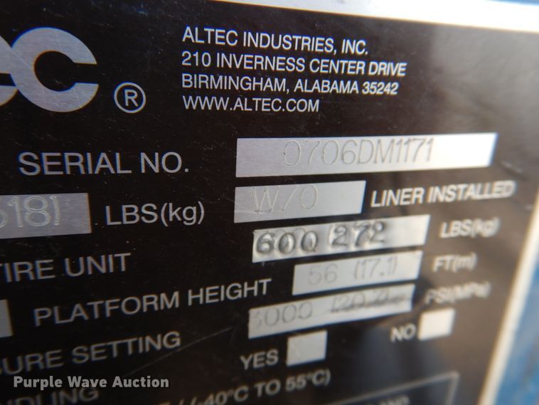 image for item IQ9461 2006 International 7400  bucket truck