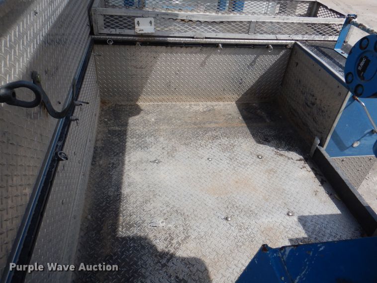 image for item IQ9461 2006 International 7400  bucket truck