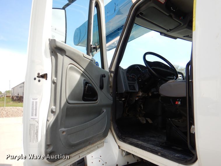 image for item IQ9461 2006 International 7400  bucket truck