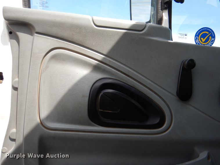 image for item IQ9461 2006 International 7400  bucket truck