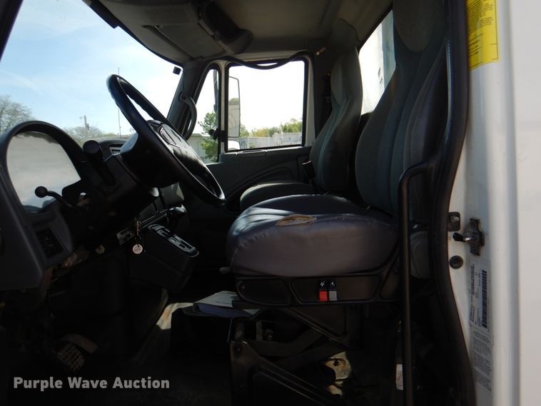 image for item IQ9461 2006 International 7400  bucket truck