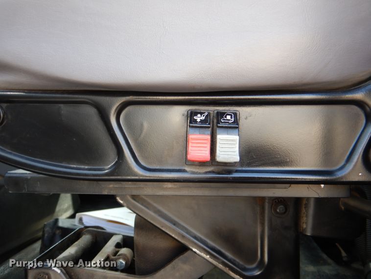 image for item IQ9461 2006 International 7400  bucket truck