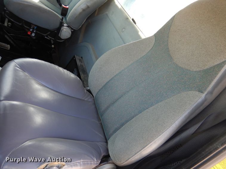 image for item IQ9461 2006 International 7400  bucket truck