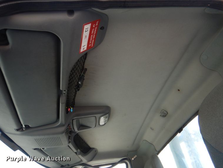 image for item IQ9461 2006 International 7400  bucket truck