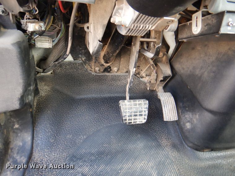 image for item IQ9461 2006 International 7400  bucket truck