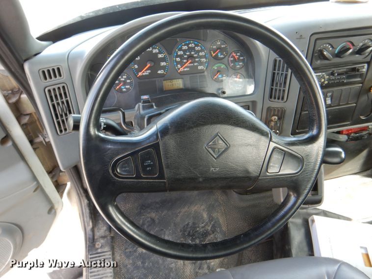 image for item IQ9461 2006 International 7400  bucket truck