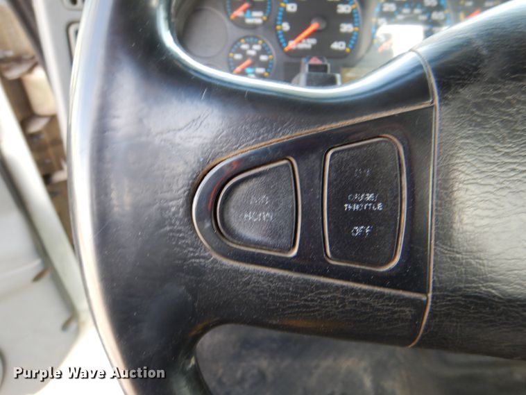 image for item IQ9461 2006 International 7400  bucket truck