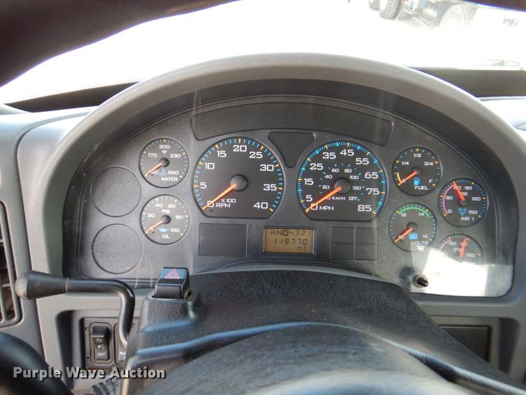 image for item IQ9461 2006 International 7400  bucket truck