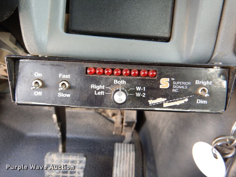 image for item IQ9461 2006 International 7400  bucket truck