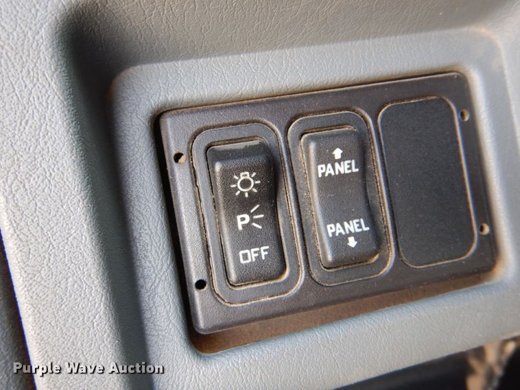 image for item IQ9461 2006 International 7400  bucket truck