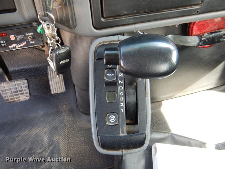 image for item IQ9461 2006 International 7400  bucket truck