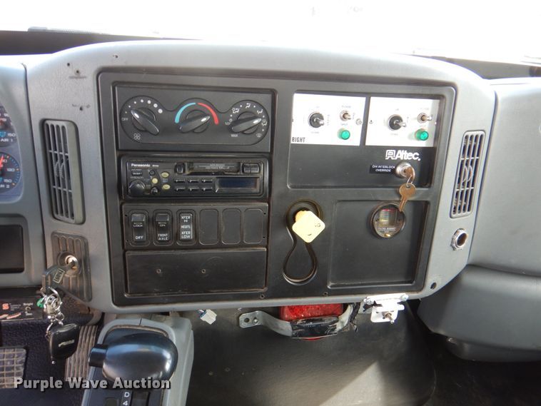 image for item IQ9461 2006 International 7400  bucket truck