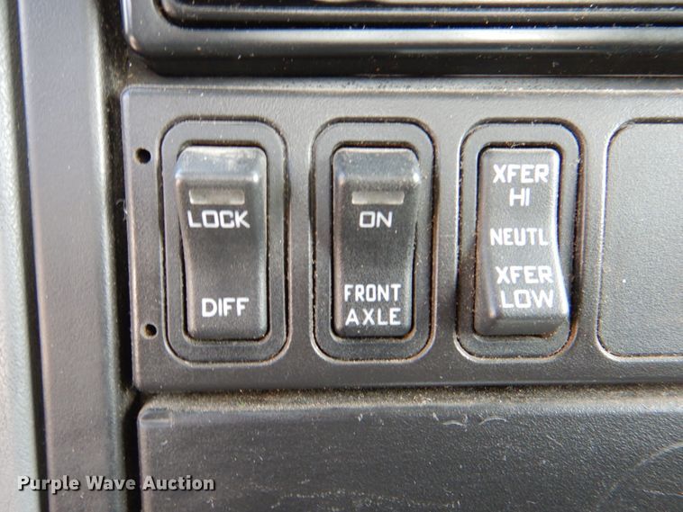 image for item IQ9461 2006 International 7400  bucket truck