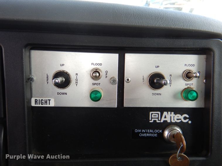 image for item IQ9461 2006 International 7400  bucket truck