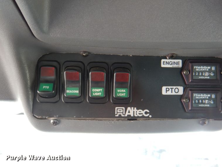 image for item IQ9461 2006 International 7400  bucket truck