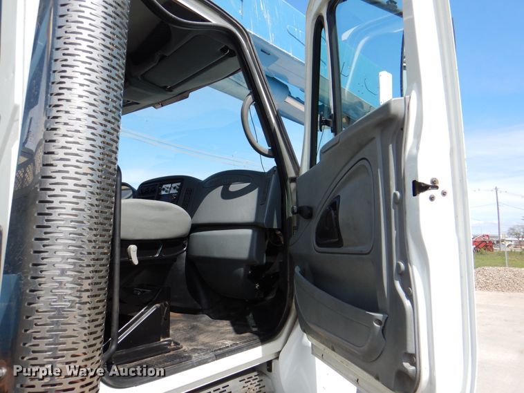 image for item IQ9461 2006 International 7400  bucket truck