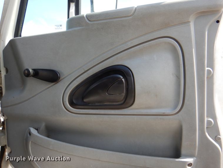 image for item IQ9461 2006 International 7400  bucket truck