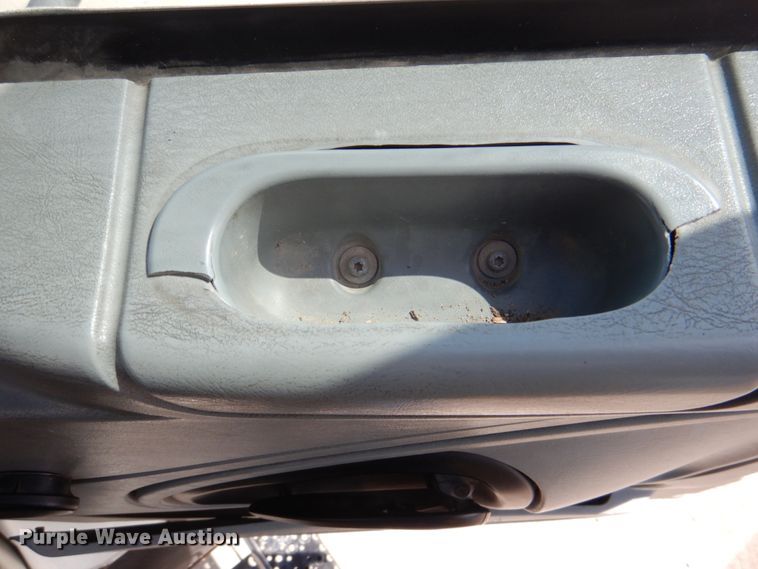 image for item IQ9461 2006 International 7400  bucket truck