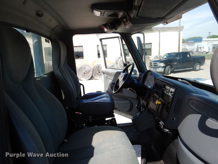 image for item IQ9461 2006 International 7400  bucket truck