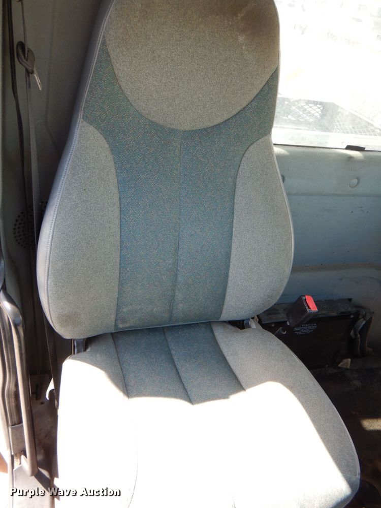 image for item IQ9461 2006 International 7400  bucket truck