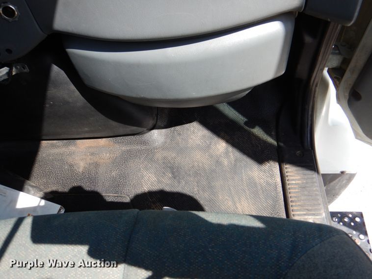 image for item IQ9461 2006 International 7400  bucket truck