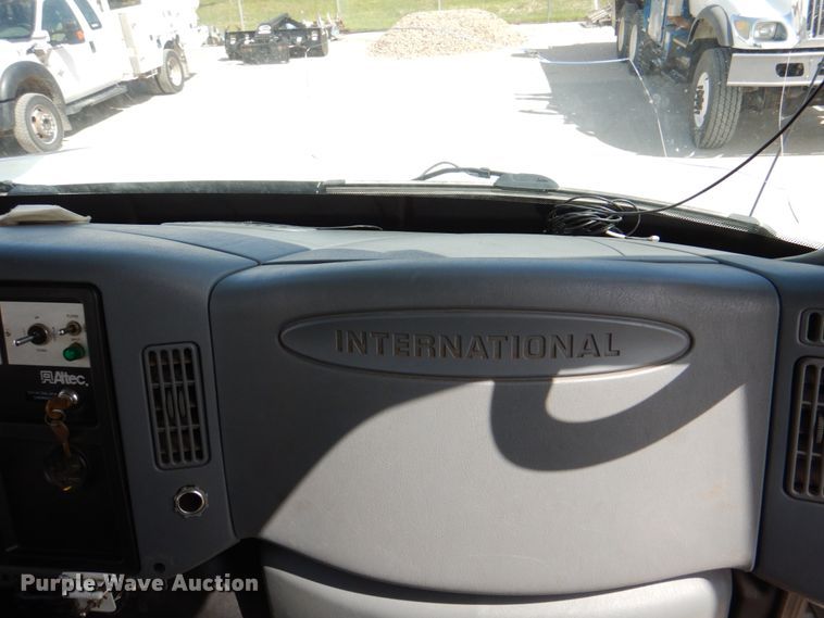 image for item IQ9461 2006 International 7400  bucket truck