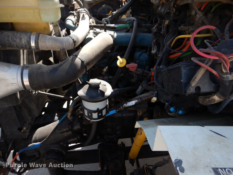 image for item IQ9461 2006 International 7400  bucket truck