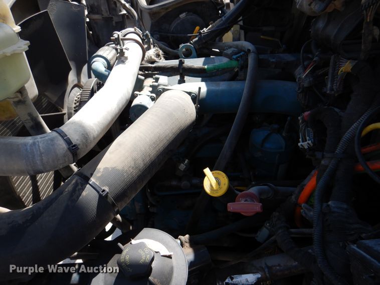 image for item IQ9461 2006 International 7400  bucket truck