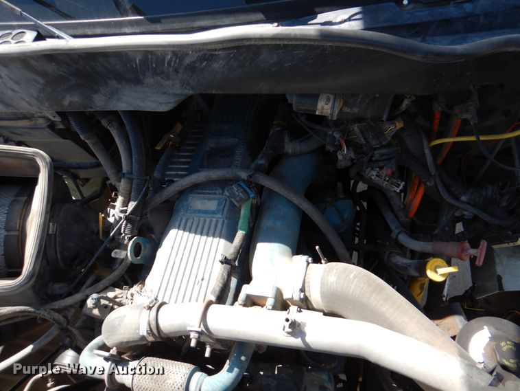 image for item IQ9461 2006 International 7400  bucket truck