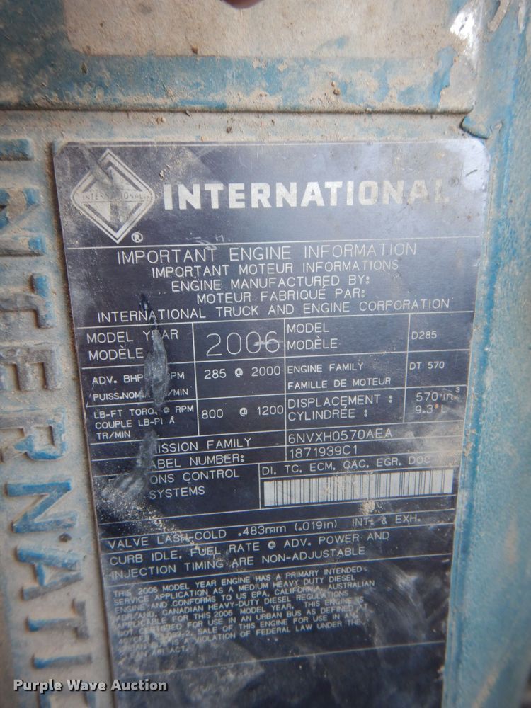 image for item IQ9461 2006 International 7400  bucket truck