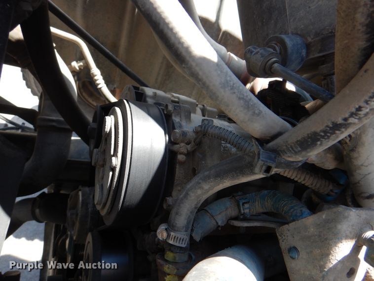 image for item IQ9461 2006 International 7400  bucket truck