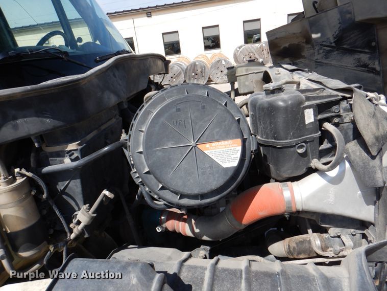 image for item IQ9461 2006 International 7400  bucket truck