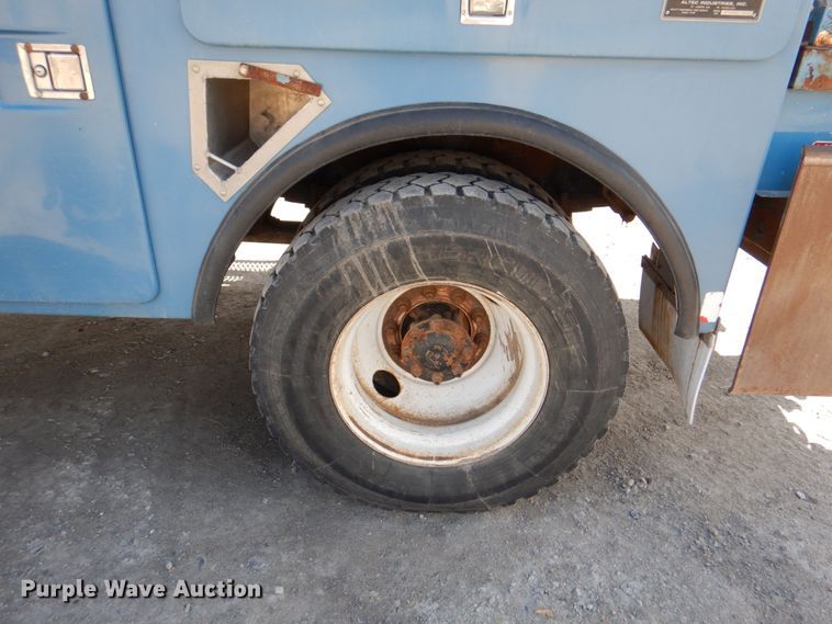 image for item IQ9461 2006 International 7400  bucket truck