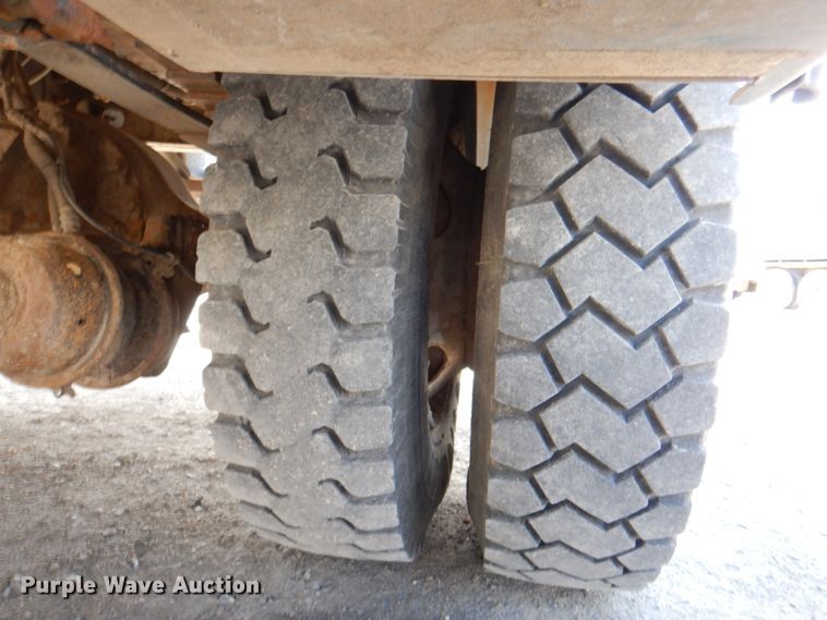 image for item IQ9461 2006 International 7400  bucket truck