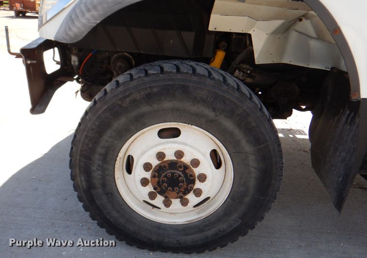 image for item IQ9461 2006 International 7400  bucket truck