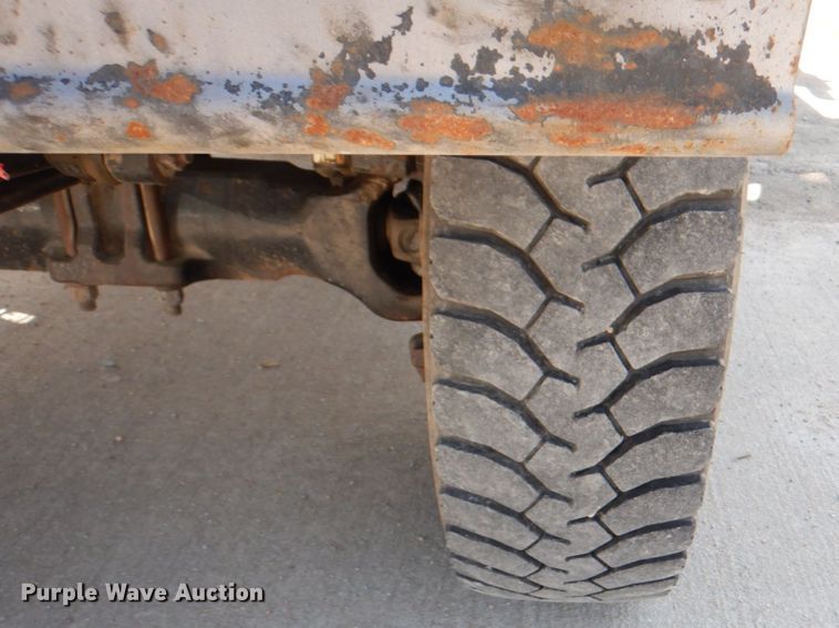 image for item IQ9461 2006 International 7400  bucket truck