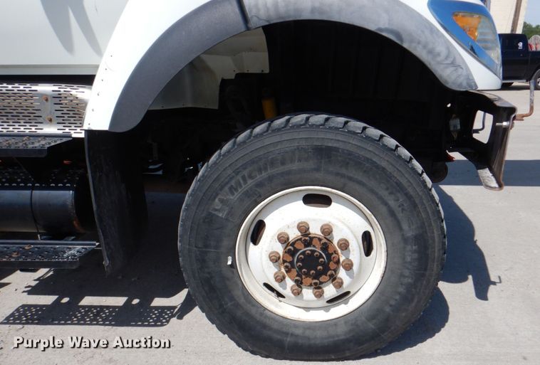 image for item IQ9461 2006 International 7400  bucket truck