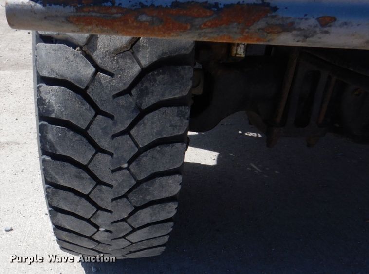 image for item IQ9461 2006 International 7400  bucket truck