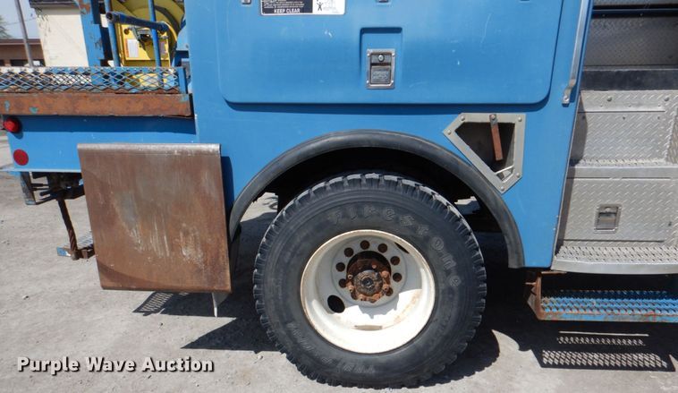 image for item IQ9461 2006 International 7400  bucket truck