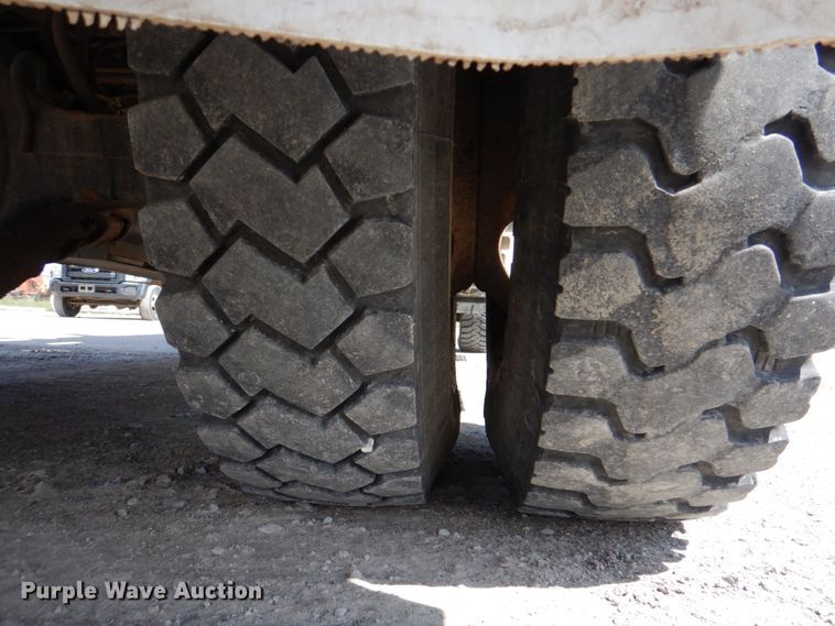 image for item IQ9461 2006 International 7400  bucket truck