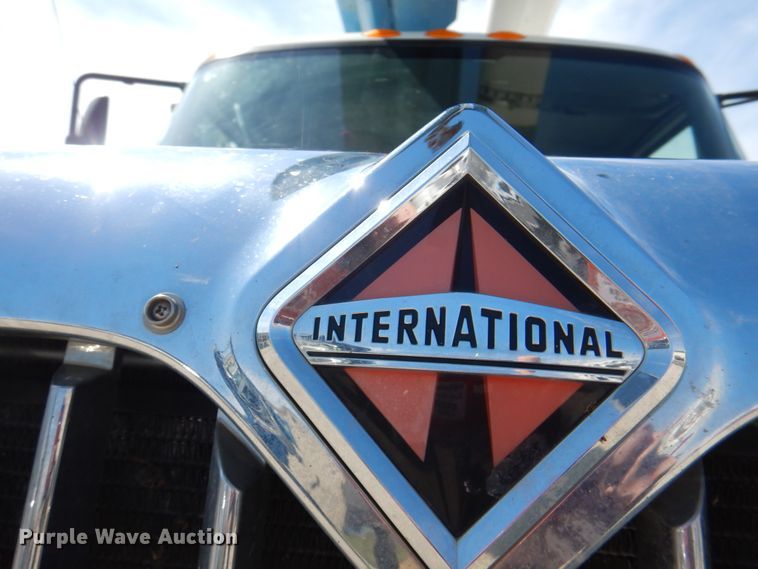 image for item IQ9461 2006 International 7400  bucket truck