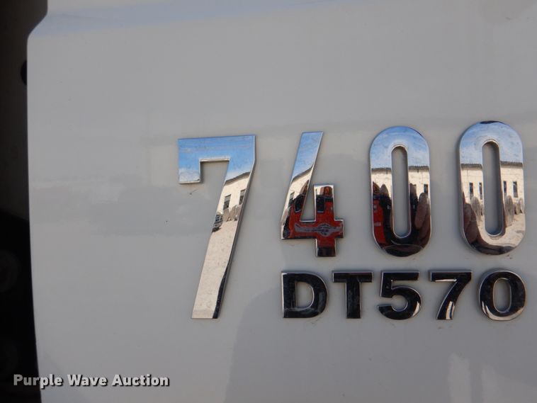 image for item IQ9461 2006 International 7400  bucket truck