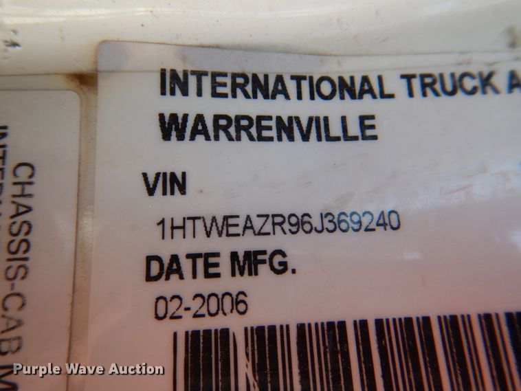 image for item IQ9461 2006 International 7400  bucket truck