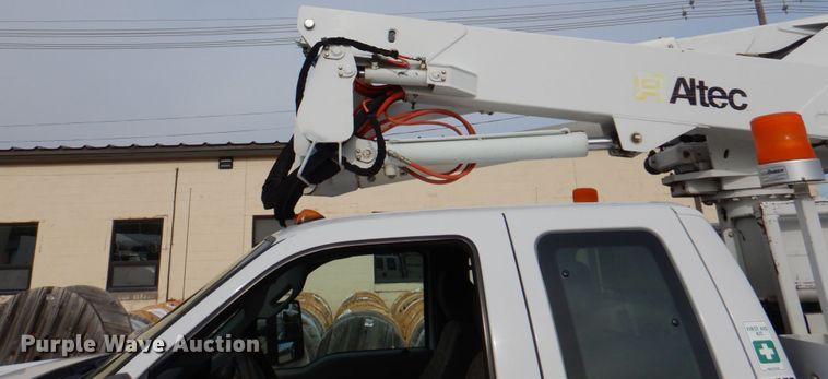 image for item IQ9462 2013 Ford F550 XL Super Duty  bucket truck