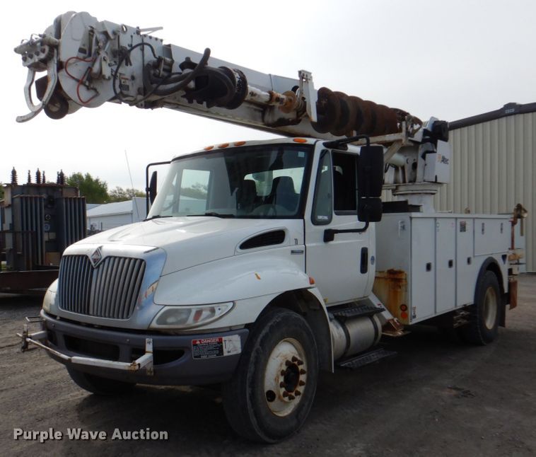 image for item IQ9466 2009 International DuraStar 4300  digger derrick truck